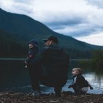 Papa et ses enfants à la montagne