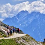 personnes faisant de la randonnée en montagne