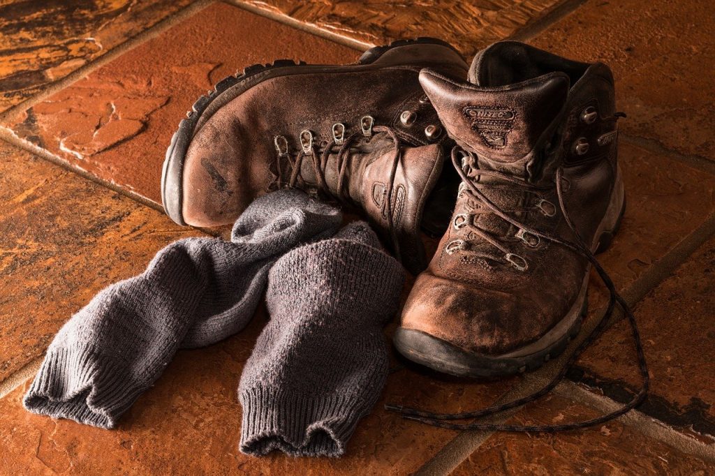 chaussettes et chaussrures de randonnée posées au sol